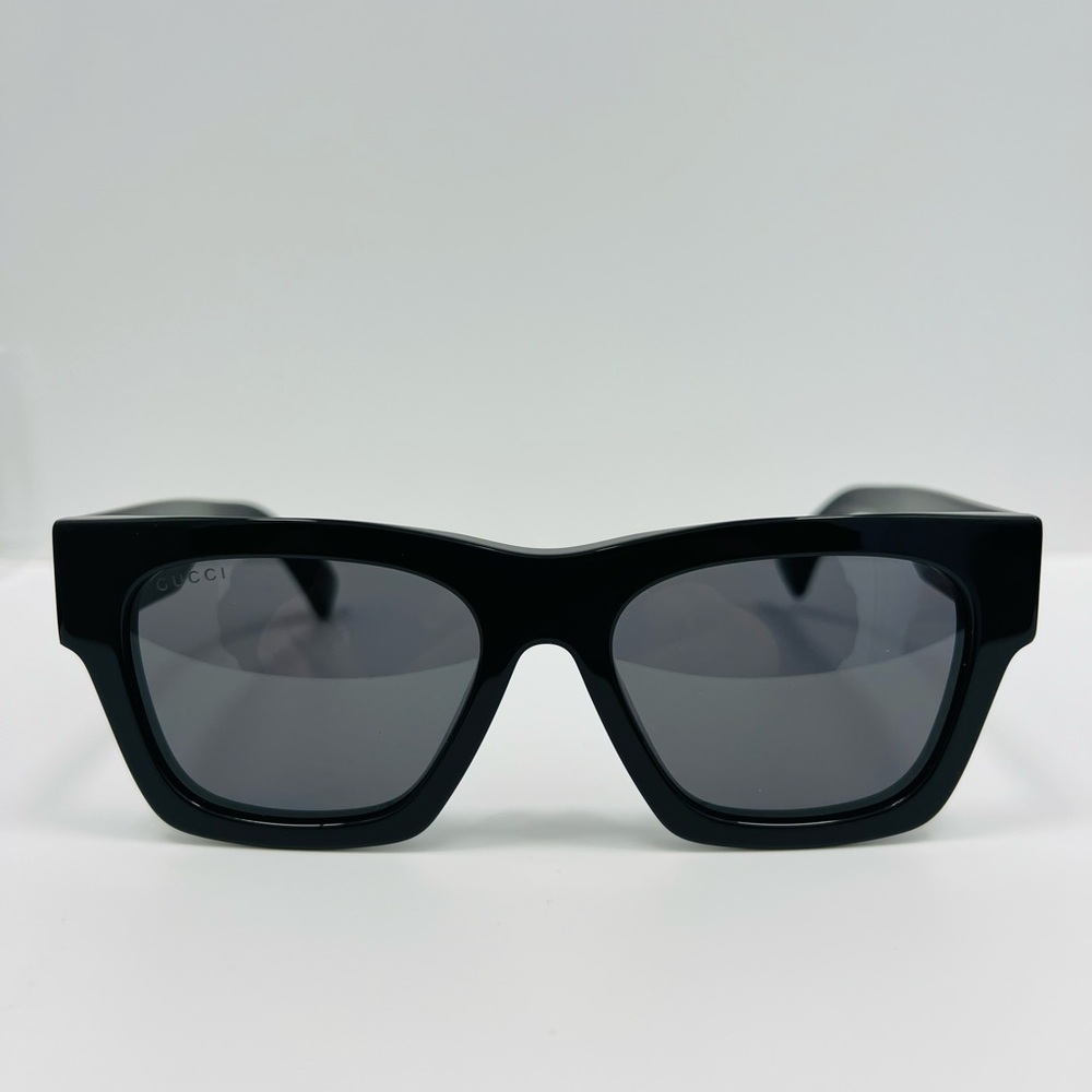 Gucci GG1835S 001 Black Sunglasses with Gold Logo - Picture 3 of 4